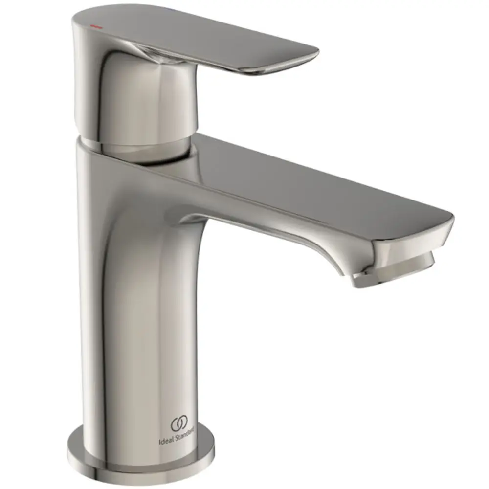 Ein moderner Wasserhahn in Silber von Ideal Standard mit einem flachen Hebel zur Temperaturregelung und einem kurzen Auslauf.